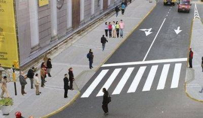 Ampl�an m�s veredas en el Microcentro porte�o
