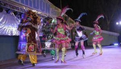 La gente se deleit� con una fusi�n de danzas y colores