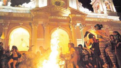 Con incidentes frente a la Catedral culmin� una parte de la marcha nacional de mujeres