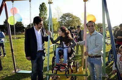 Luj�n: el cariglinista Jonatan Fattorini inaugur� hamacas integradoras en Torres