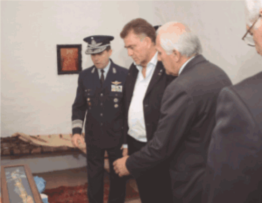 Amaya recibi� una r�plica del sable de Belgrano