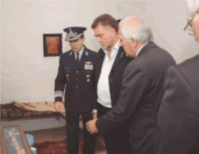 Amaya recibi� una r�plica del sable de Belgrano