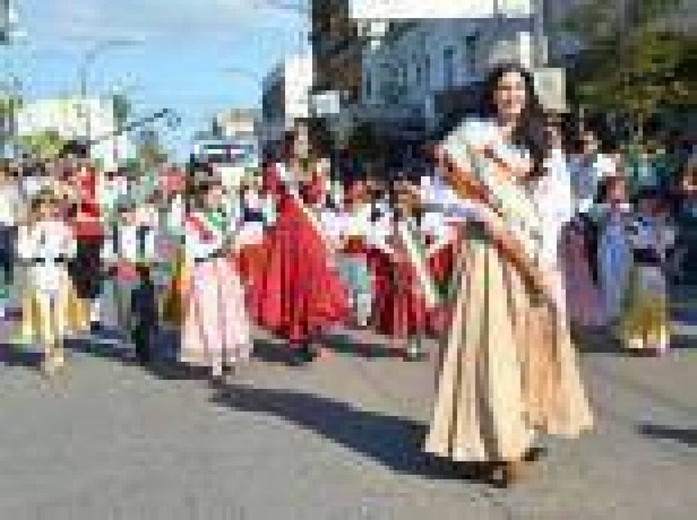 Berisso: Desfile de Clausura de la 37� Fiesta de las Colectividades 