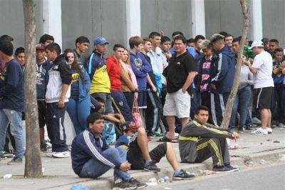 Todo por ver a Boca: m�s de 300 metros de cola y tres horas de espera para sacar una entrada