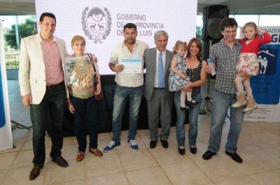 El gobernador puso en marcha la construcci�n de 26 casas en La Punta