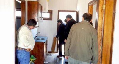 Vecinos, desalojados por usurpar casas en La Olla