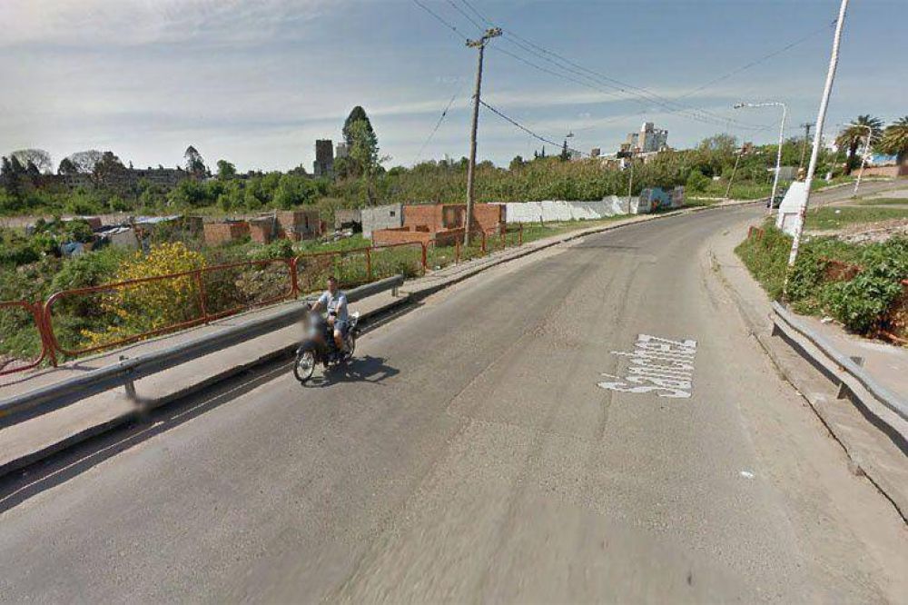 Hiri� de un piedrazo a una nena y la amenaz�
