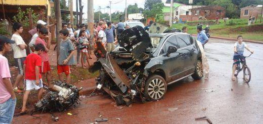 Corr�an picada, atropellaron una parada de colectivo, a un comercio y uno muri�