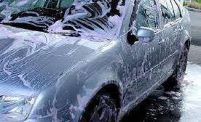 Bale� al vecino porque le moj� la vereda cuando limpiaba el auto