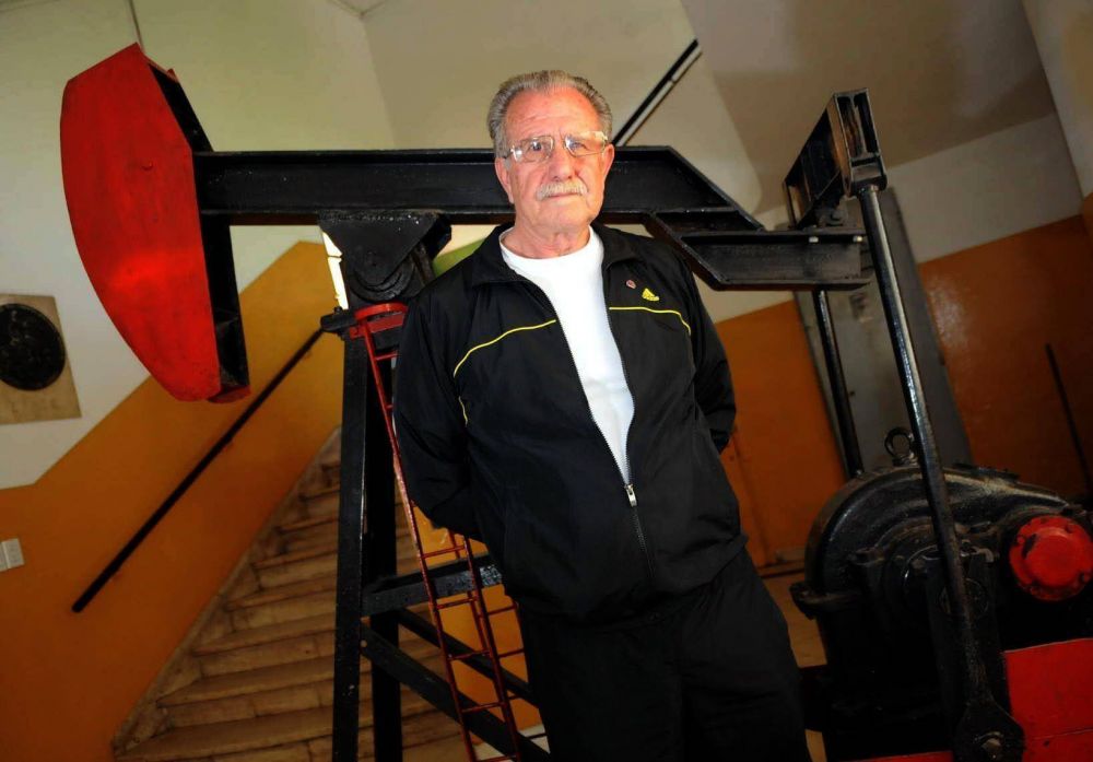Piden que el director siga en la escuela