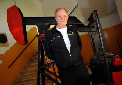 Piden que el director siga en la escuela