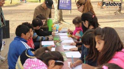 Contin�an trabajando en el mural del Barrio Bicentenario