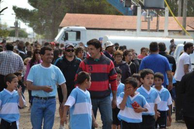 Dos mil personas en el 19� encuentro de escuelas de f�tbol de Automoto 