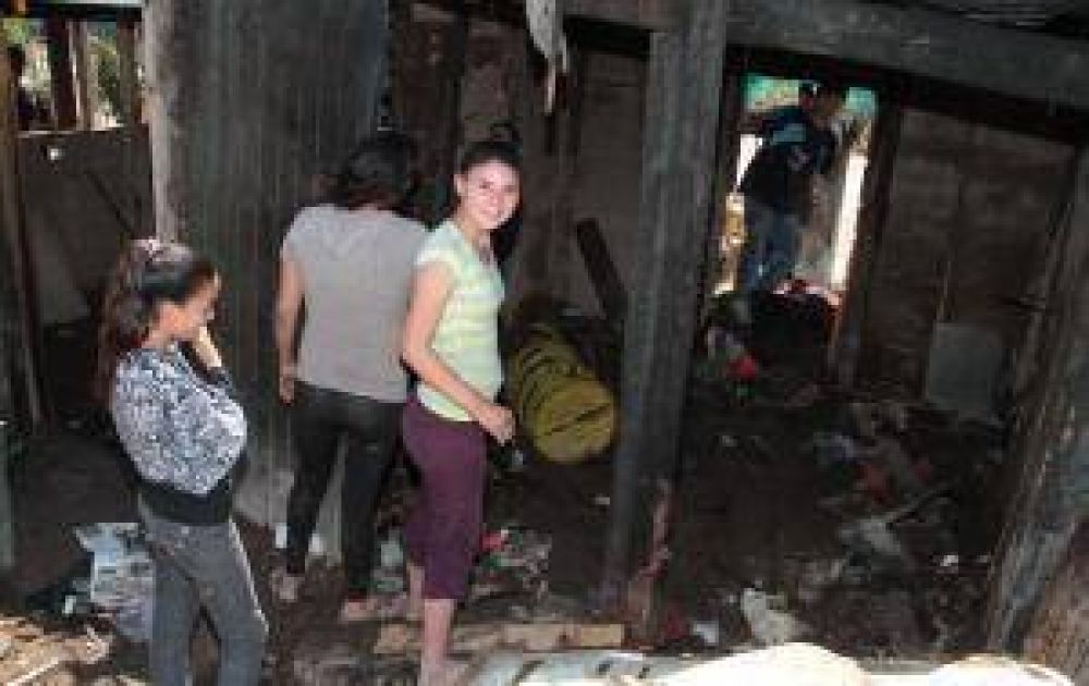 Una pelea familiar dej� una casa quemada y 5 heridos