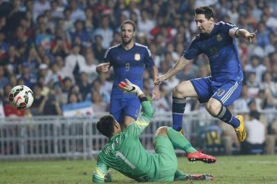 Con un doblete de Lionel Messi, la Argentina gole� a Hong Kong por 7 a 0