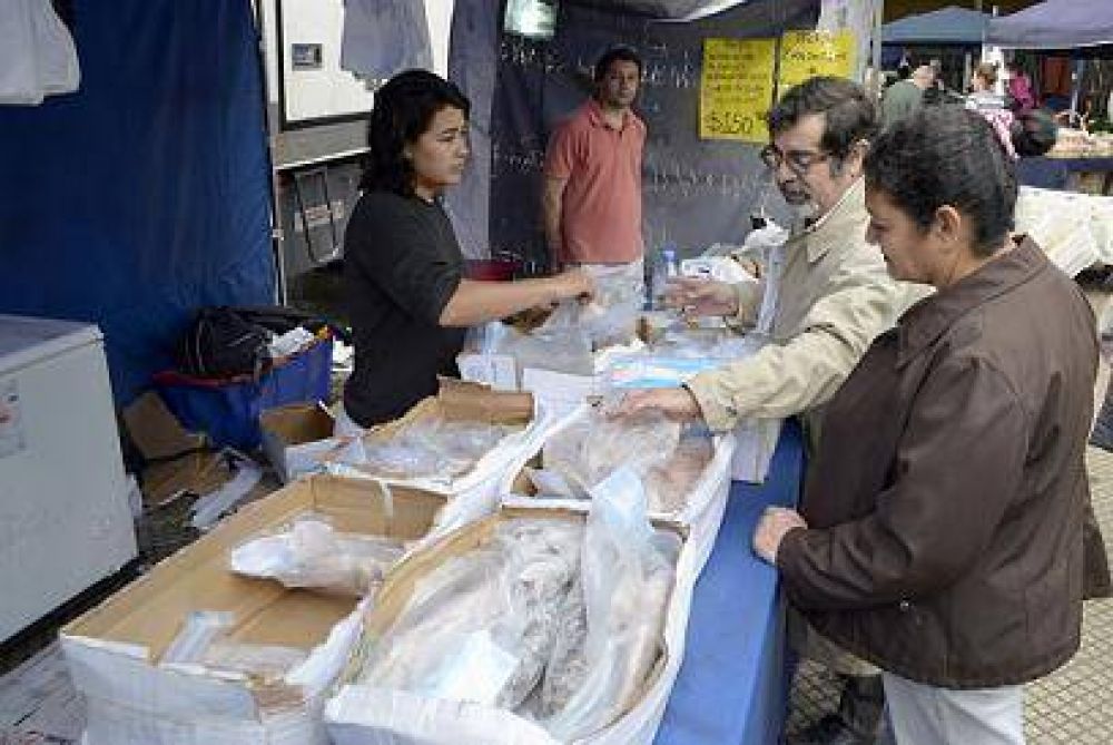 El Municipio capitalino lleva pastas y pescados a precios populares a diferentes barrios y plazas de la Ciudad