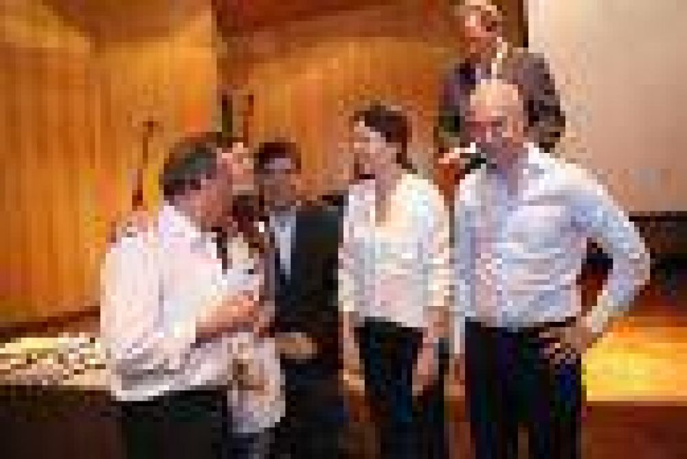 LA CIUDAD ENTREG� BASTONES BLANCOS	