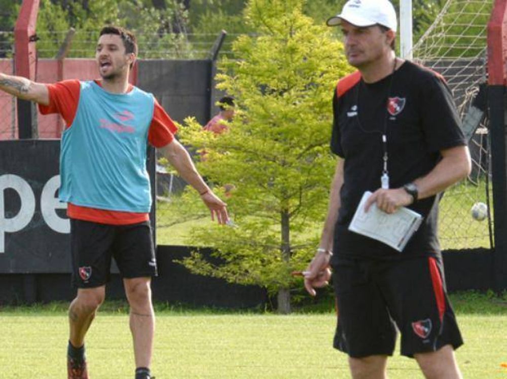 En Newell's, Scocco, Tevez y Vctor Figueroa, corren con fuerza hacia el clsico