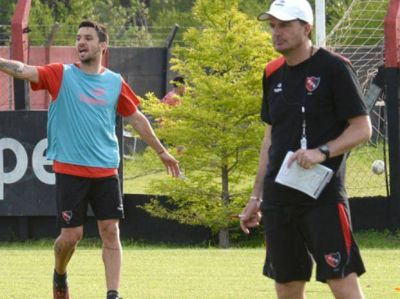 En Newell's, Scocco, Tevez y V�ctor Figueroa, corren con fuerza hacia el cl�sico