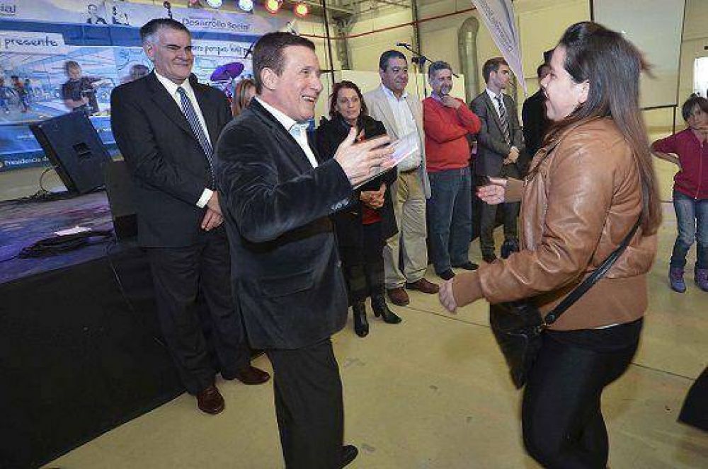 D�AZ P�REZ Y EL VICEMINISTRO DE DESARROLLO SOCIAL DE LA NACI�N CARLOS CASTAGNETTO ENTREGARON CERTIFICADOS DE ESTUDIOS SECUNDARIOS Y M�S BENEFICIOS