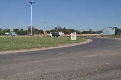 Vialidad nacional repavimenta la rotonda de empalme de rutas 11 y 16