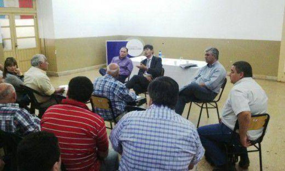 Gobierno cita a legisladores e intendentes y lanza cambios en pagos de programas sociales