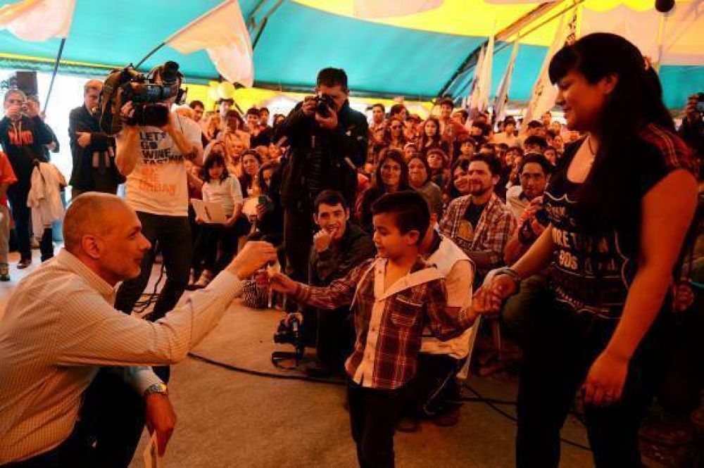 El Gobernador inaugur� un nuevo barrio y obras de refacci�n en polo productivo de Rawson