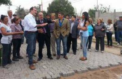 Alperovich visita la obra de pavimento que el 