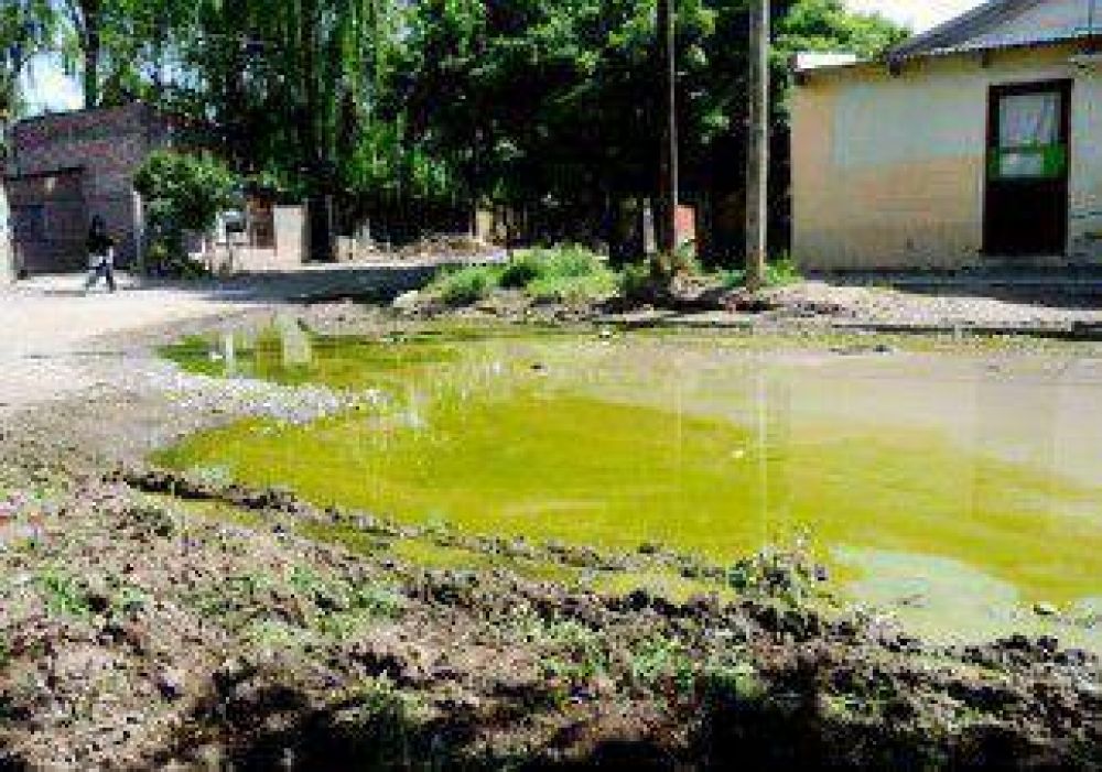 Vecinos denuncian contaminaci�n por aguas servidas 