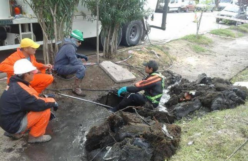 Buzos limpiaron desag�es de ruta 22