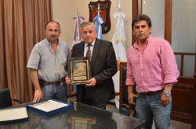 Distinguieron al intendente de la Capital por su apoyo al campeonato de BMX