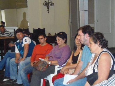 Controversial debate entre vecinos y autoridades policiales