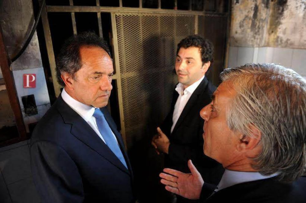 Otra muestra de lealtad K: Scioli recorri� un ex centro clandestino con un hijo de desaparecidos