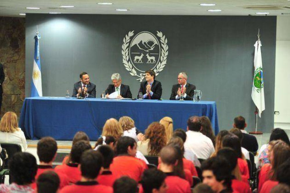 Poggi puso en marcha la construcci�n de 100 playones deportivos en escuelas