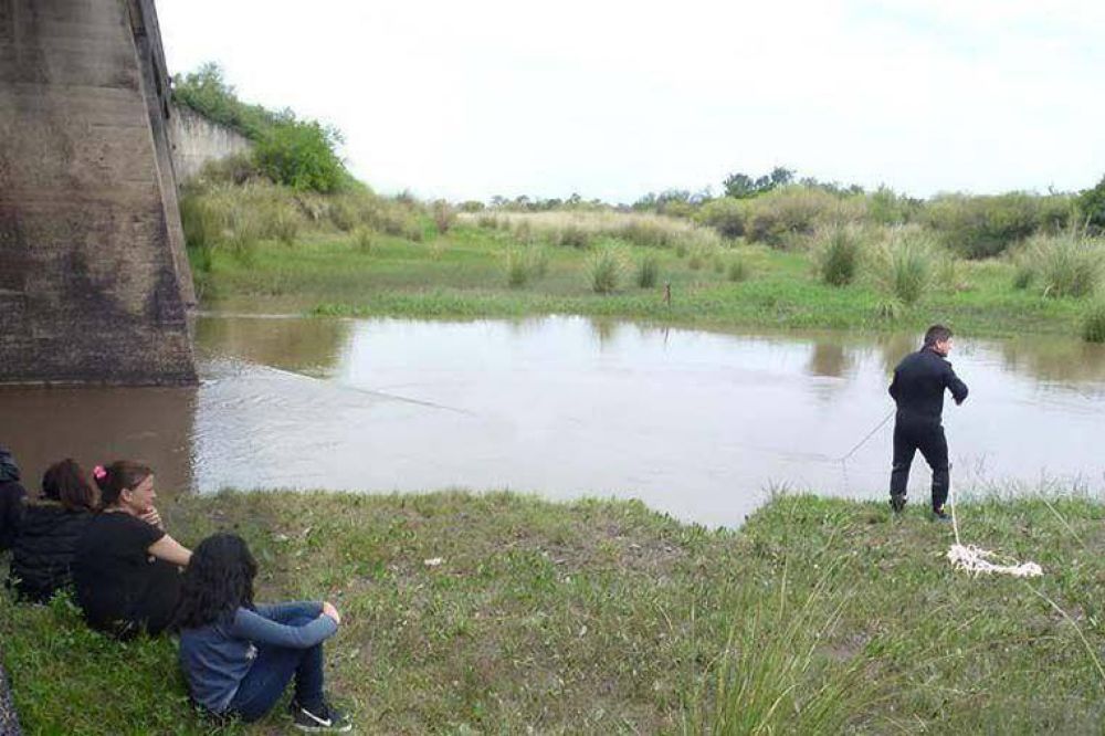 Hallaron el cuerpo del adolescente que se hundi� en el arroyo El Tigre