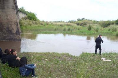 Hallaron el cuerpo del adolescente que se hundi� en el arroyo El Tigre