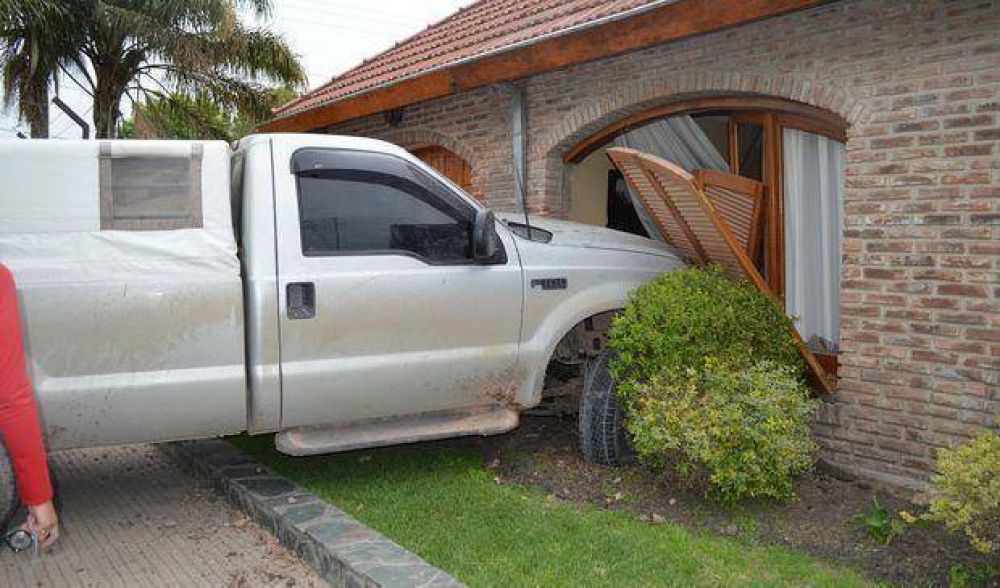 Camioneta se meti� en una casa luego de chocar con un auto