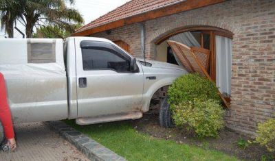 Camioneta se meti� en una casa luego de chocar con un auto