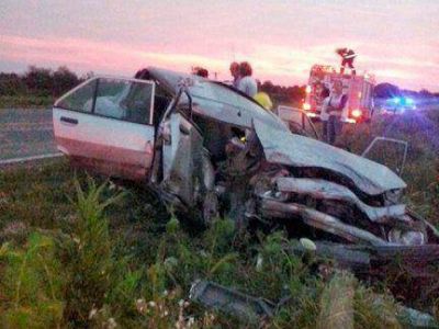 Choque frontal en ruta 18: Uno de los ocupantes qued� atrapado entre los hierros retorcidos