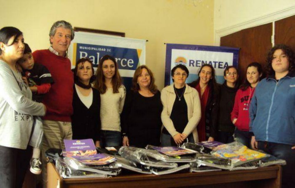 RENATEA entrego kits escolares a trabajadores en situacin de desempleo en Balcarce 