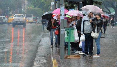 La m�xima super� los 32� y rige una alerta por tormentas fuertes