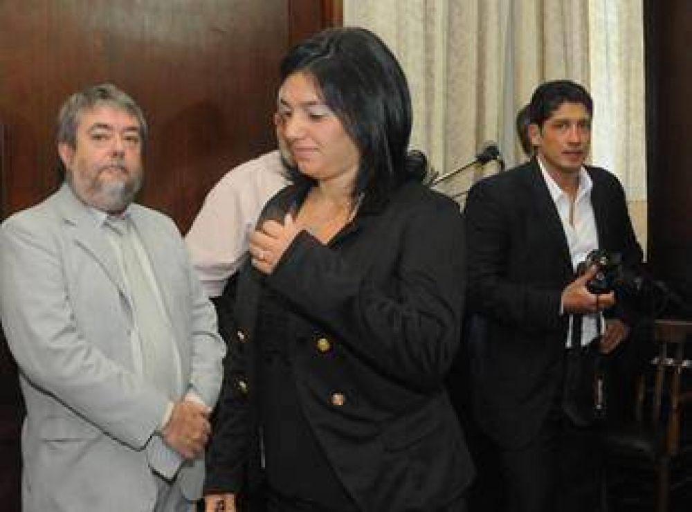 Atados a la cama con un trapo