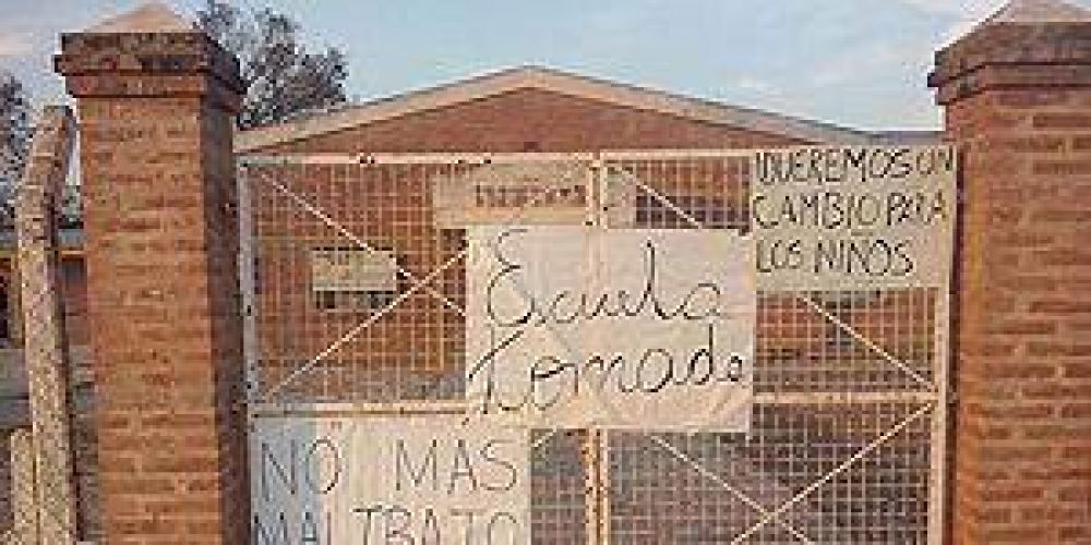 Padres toman una escuela por �maltrato verbal� de Directora