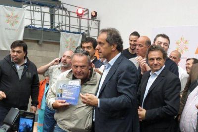 Pe�arol nombr� como Presidente Honorario al gobernador Daniel Scioli