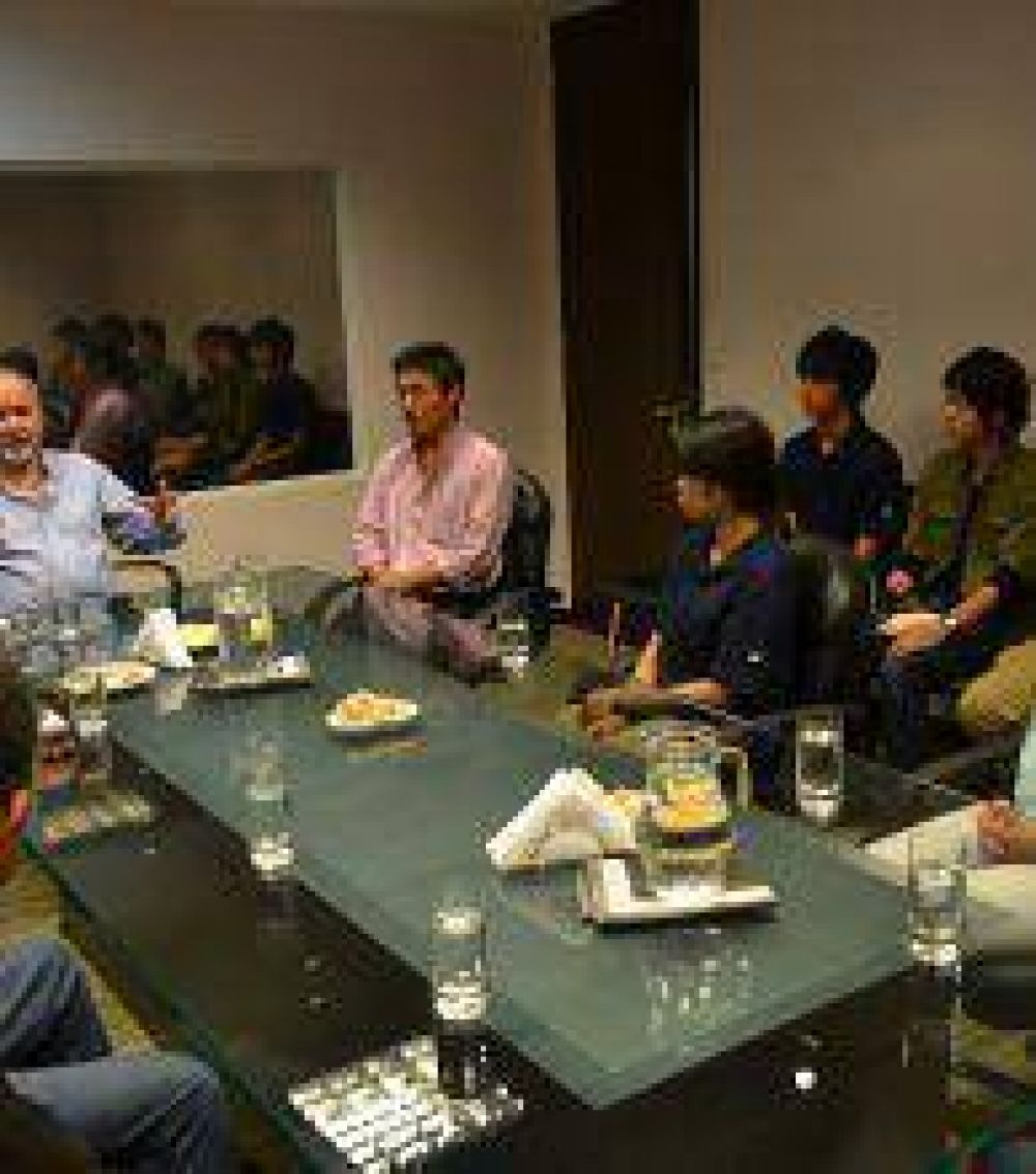 El jefe de Gabinete, Antonio Ferreira, recibi� a universitarios japoneses