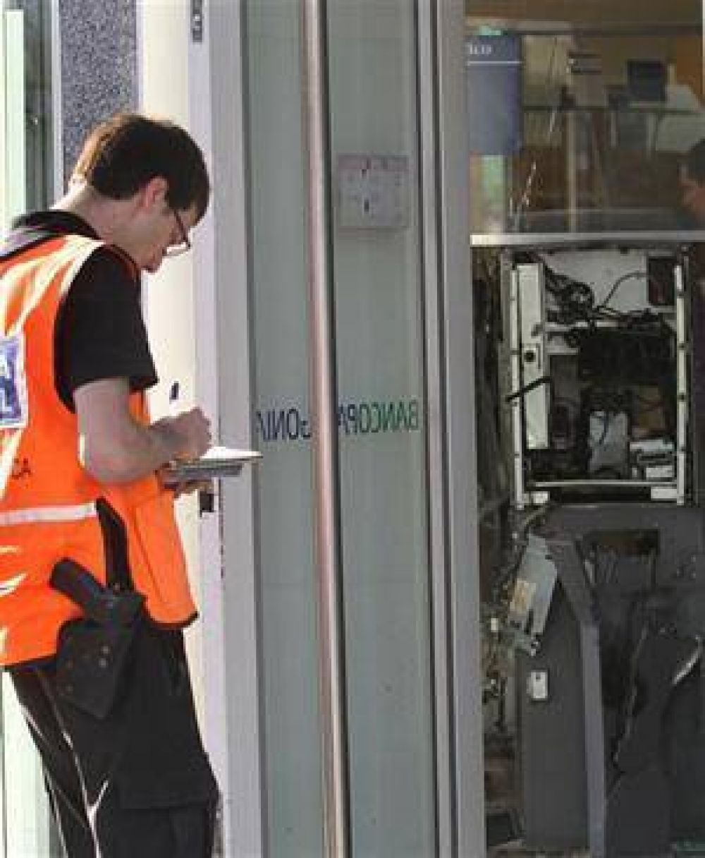 Importan una modalidad delictiva: hacen explotar un cajero y se llevan todo el dinero