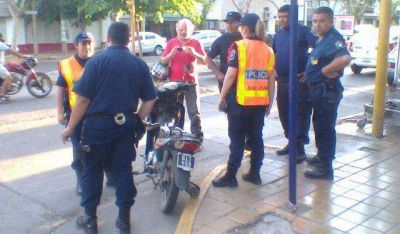 La encandil� el sol, cruz� en rojo y choc� a una moto
