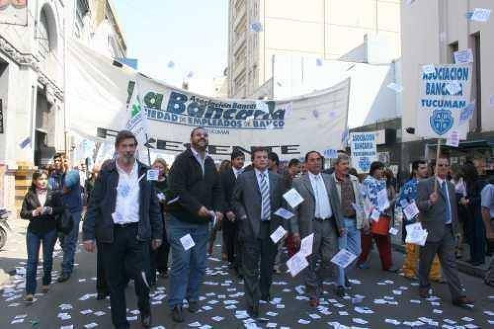 Bancarios retoman las protestas en Tucum�n