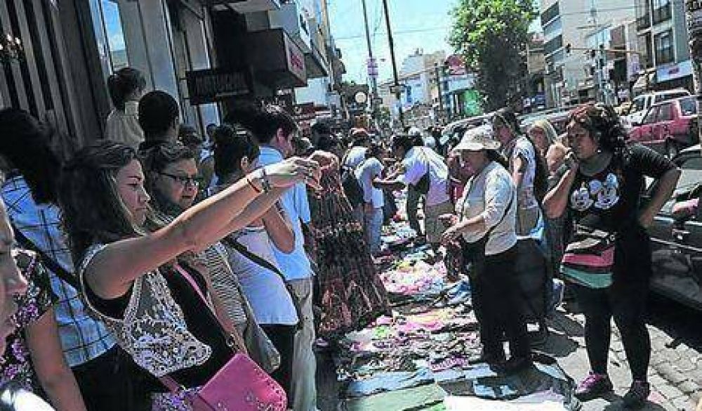 Hubo tensi�n en intento de desalojo de manteros en la calle Avellaneda