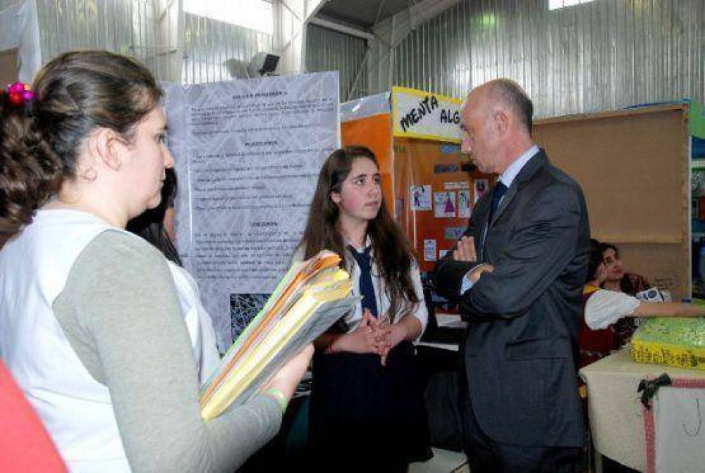 Cotillo visit� Feria de Ciencias